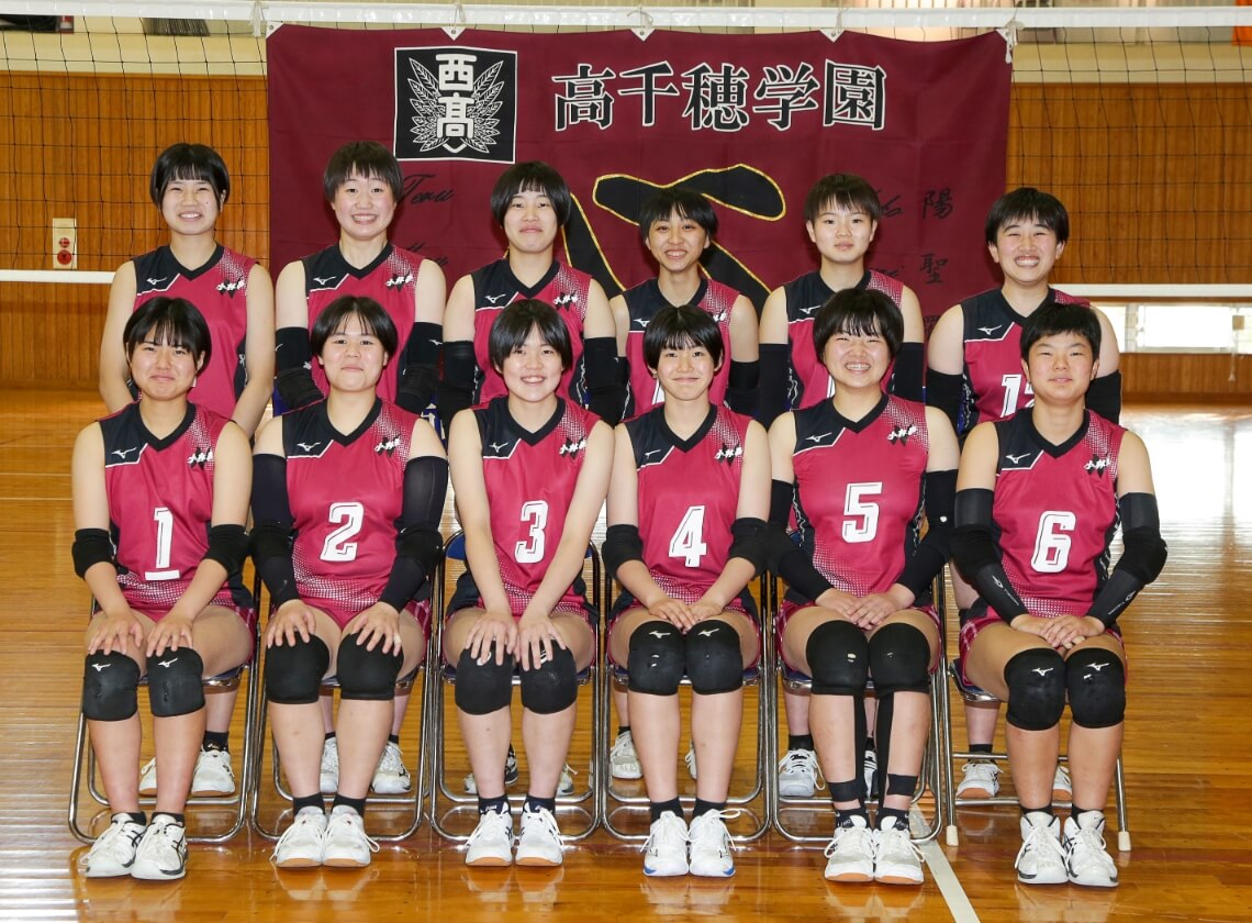 小林西高等学校 女子バレーボール部の部員の写真