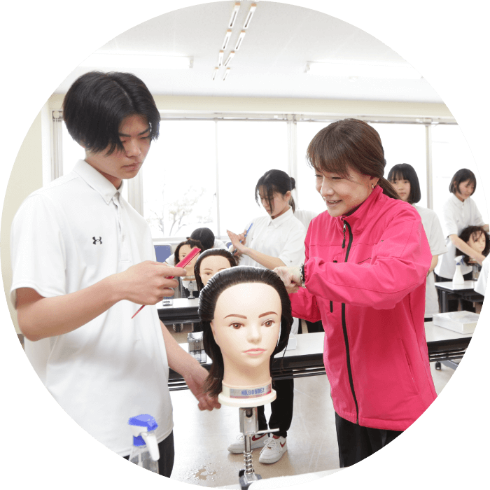 小林西高等学校 ビジネス総合科美容コース授業の写真